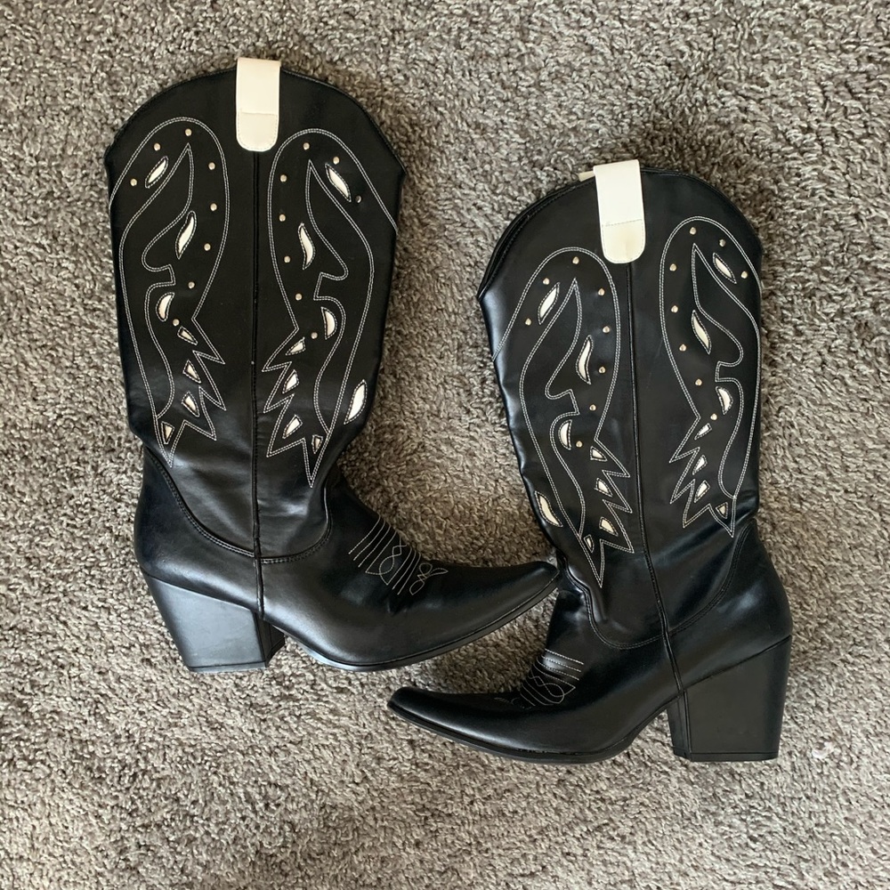 Black Cowgirl Boots!